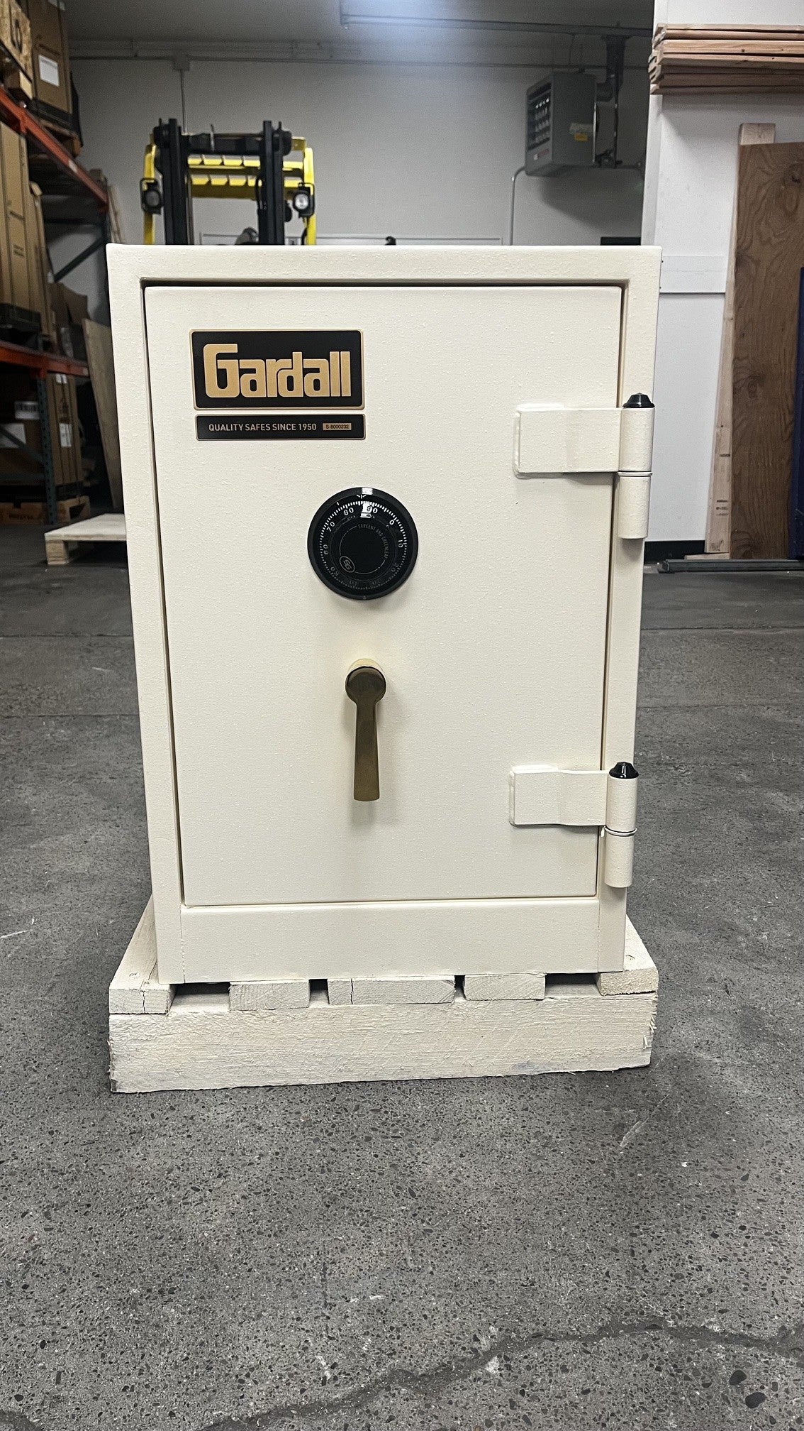 Front view of the safe, it comes with an S&G dial combination lock. 