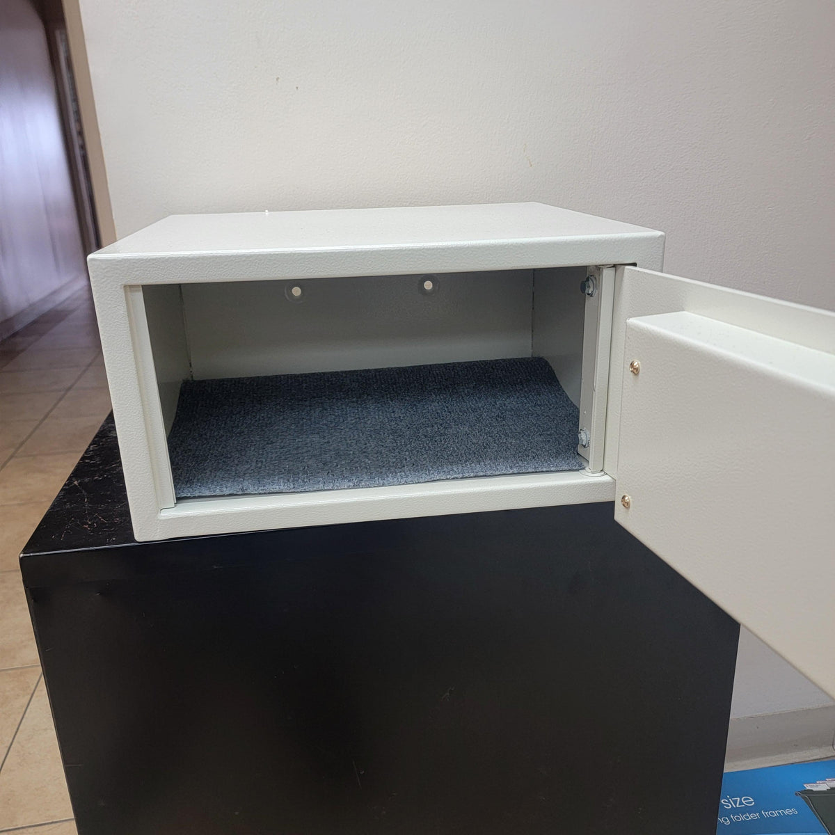 Challenger M1 Laptop Compatible In-Room Safe Door Open