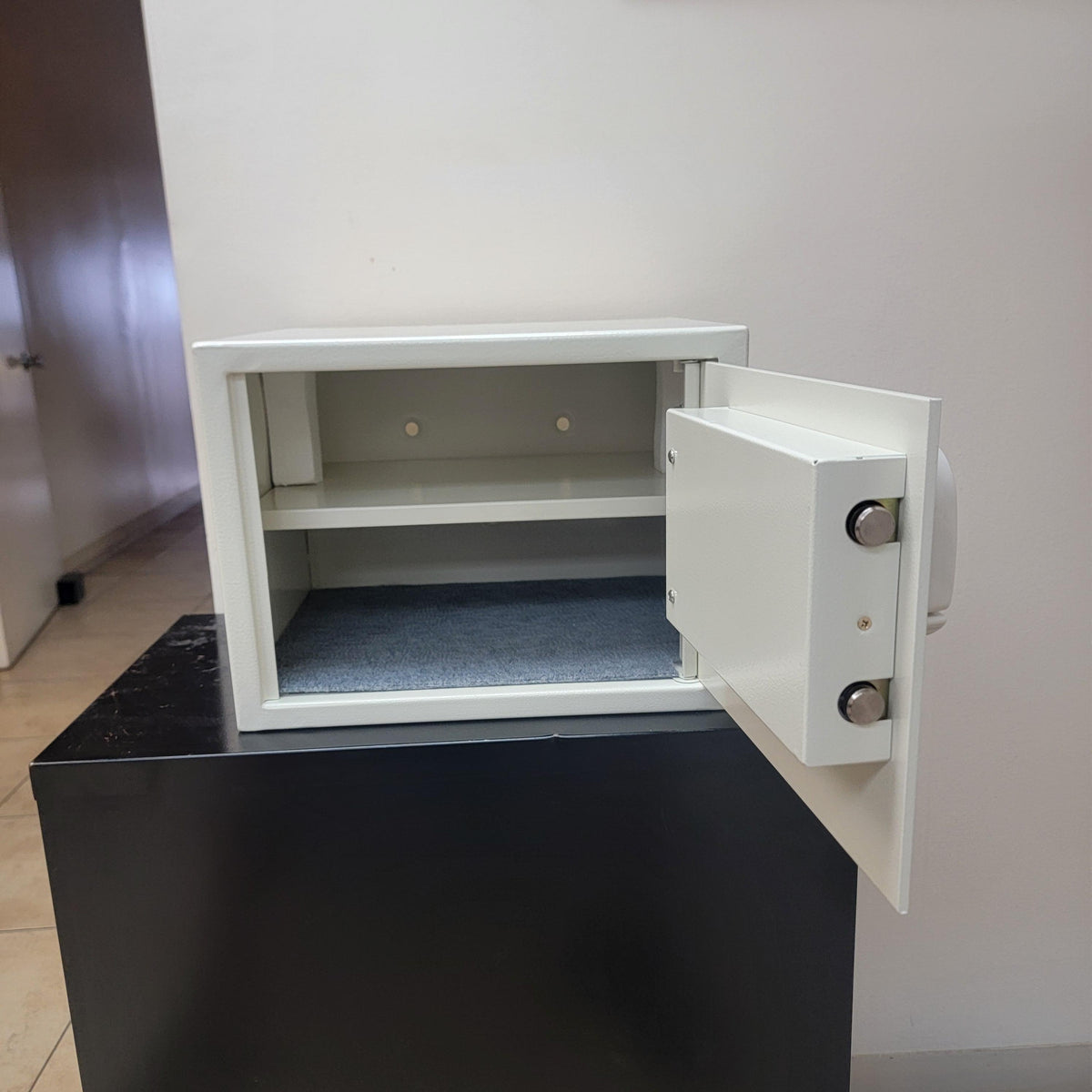 Challenger M5 Laptop Compatible In-Room Safe Open with Shelf