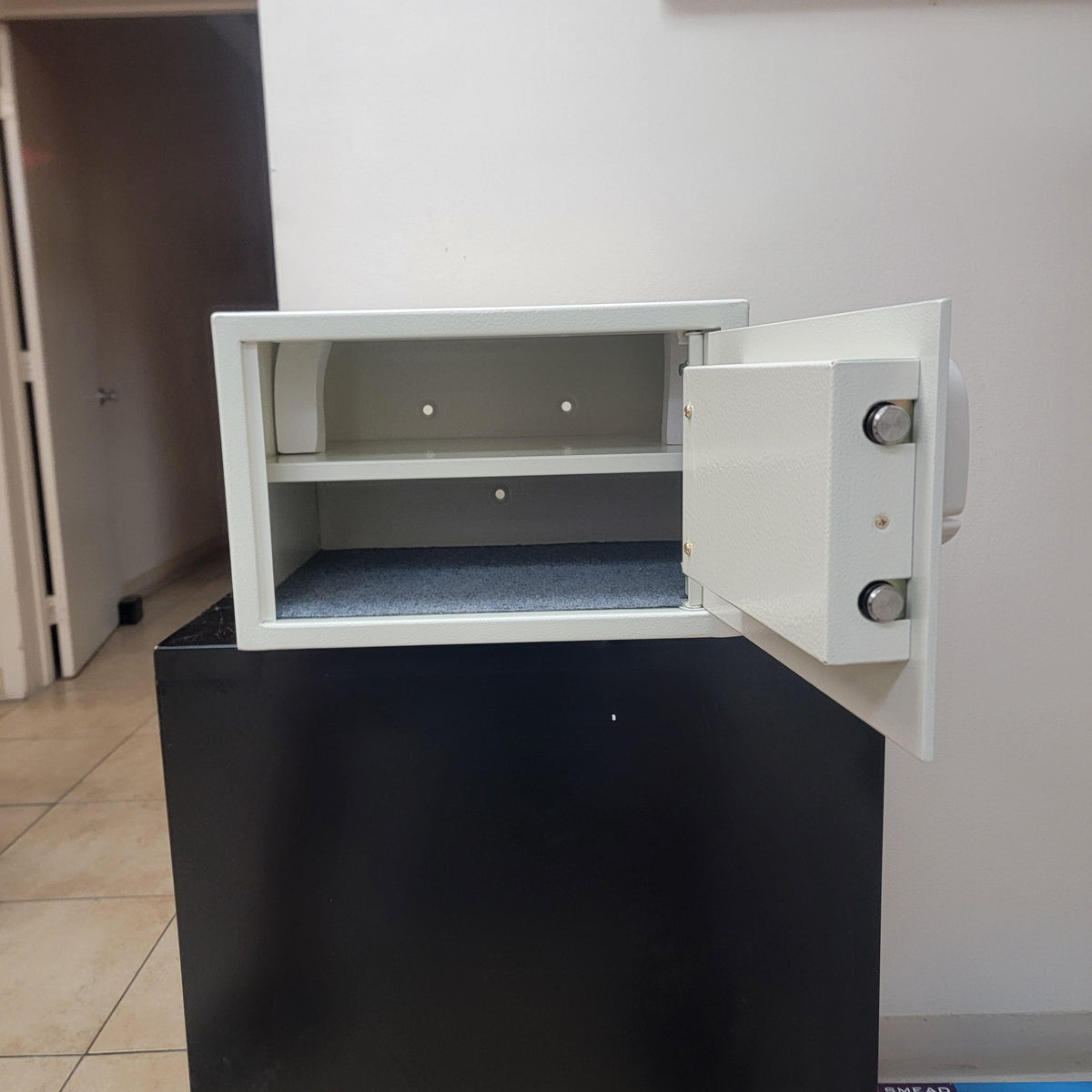 Challenger M6 Laptop Compatible In-Room Safe Door Open