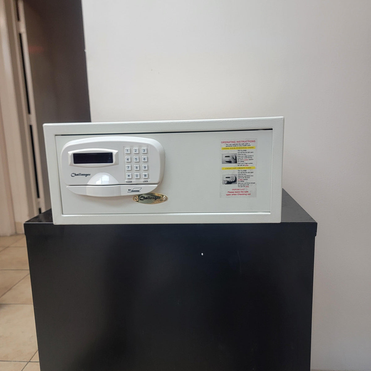 Challenger M8 Laptop Compatible In-Room Safe White