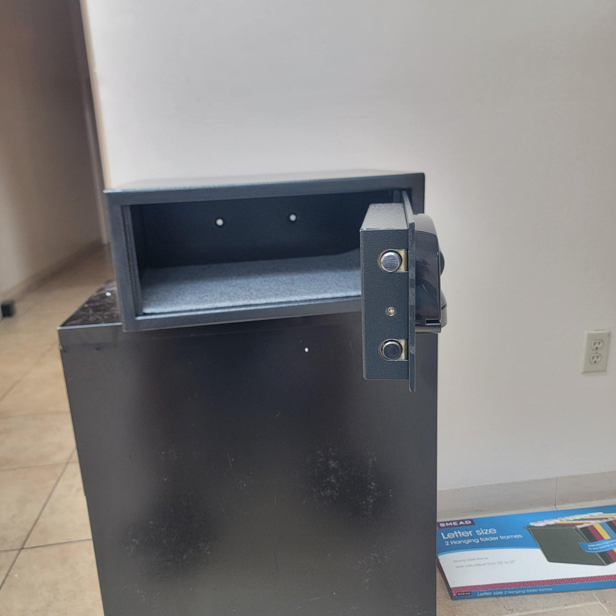 Challenger M22 Laptop Compatible In-Room Safe Black Door Open