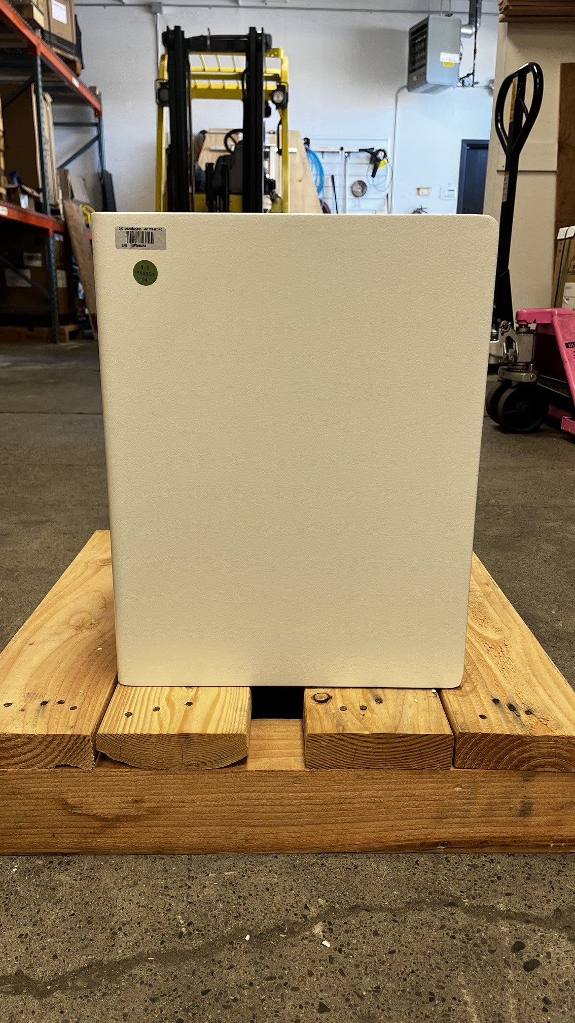 Right side view of the safe. 