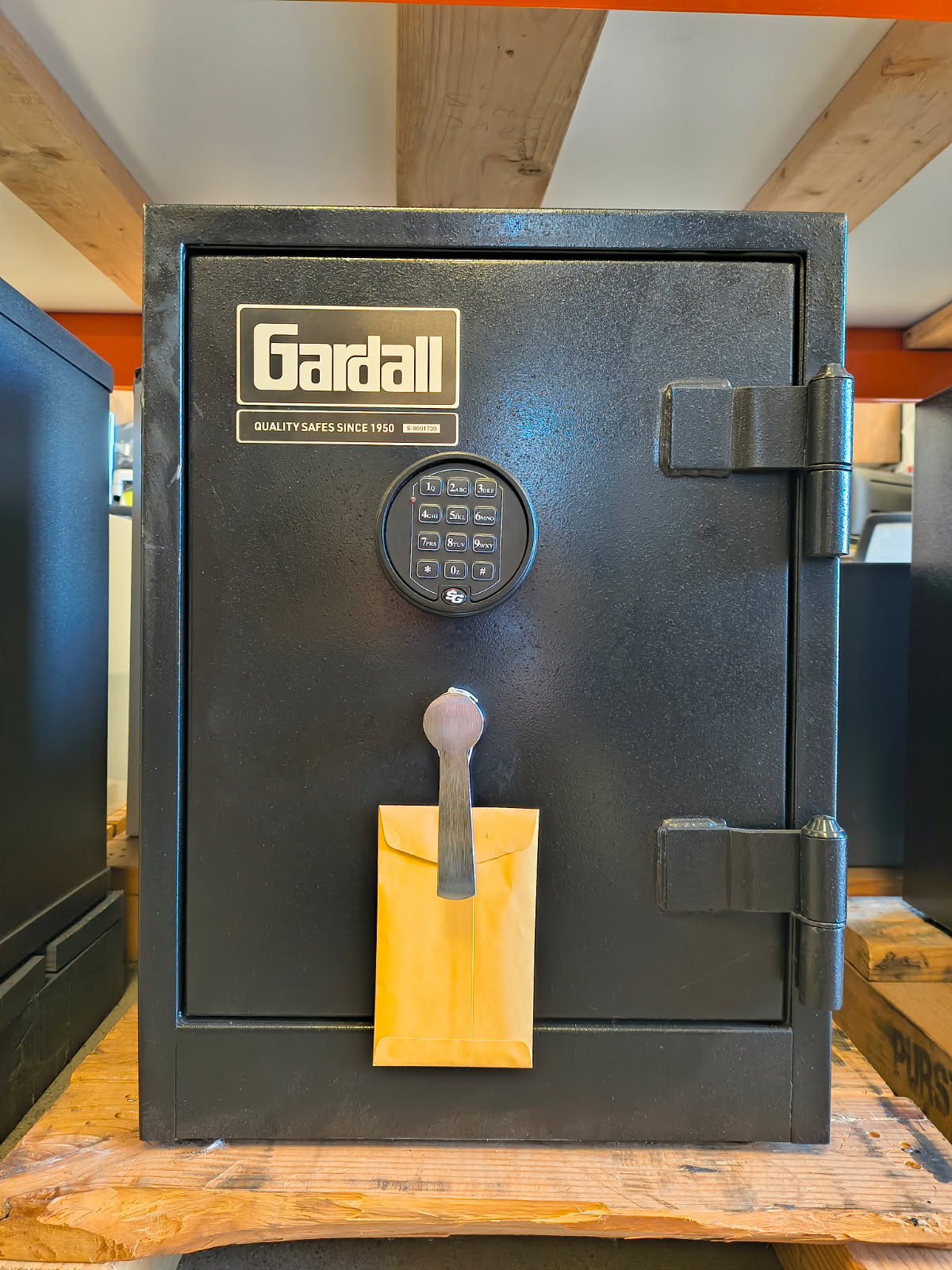 Front view of the safe with some scratches on the left edge. 