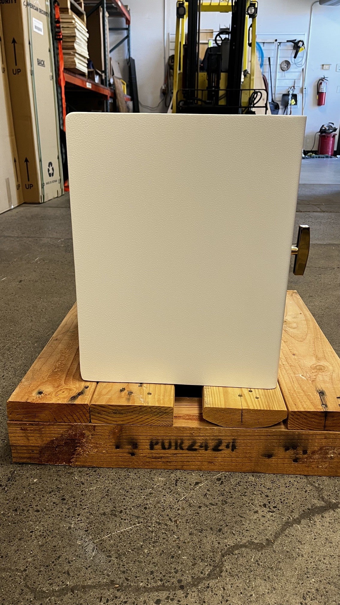 View of the left side of the safe. 