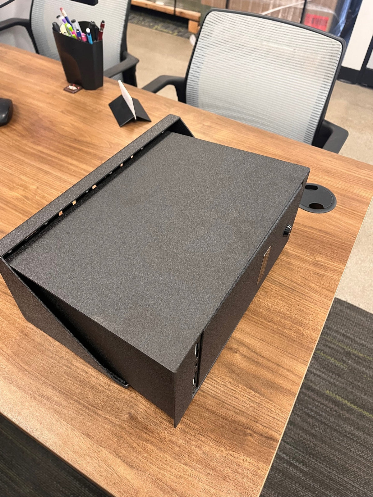 The safe seating on the universal shelf. 