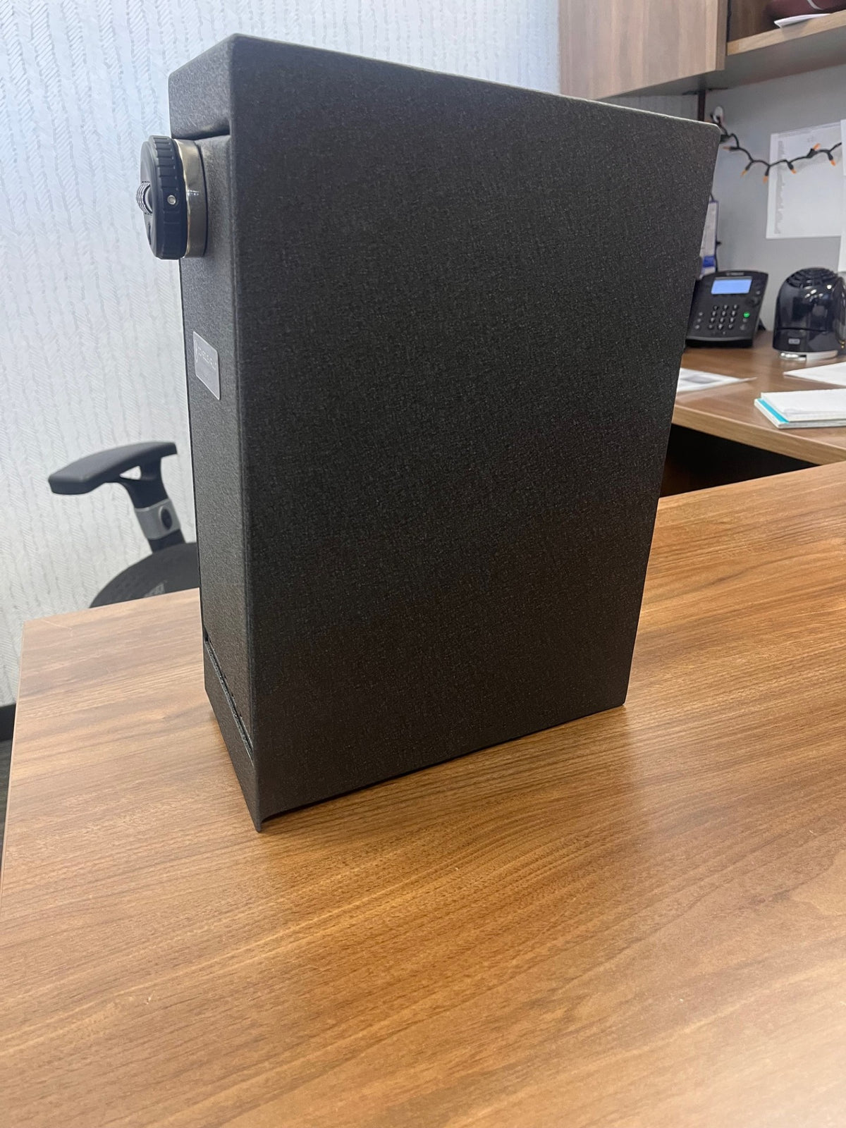 Right side view of the safe. 