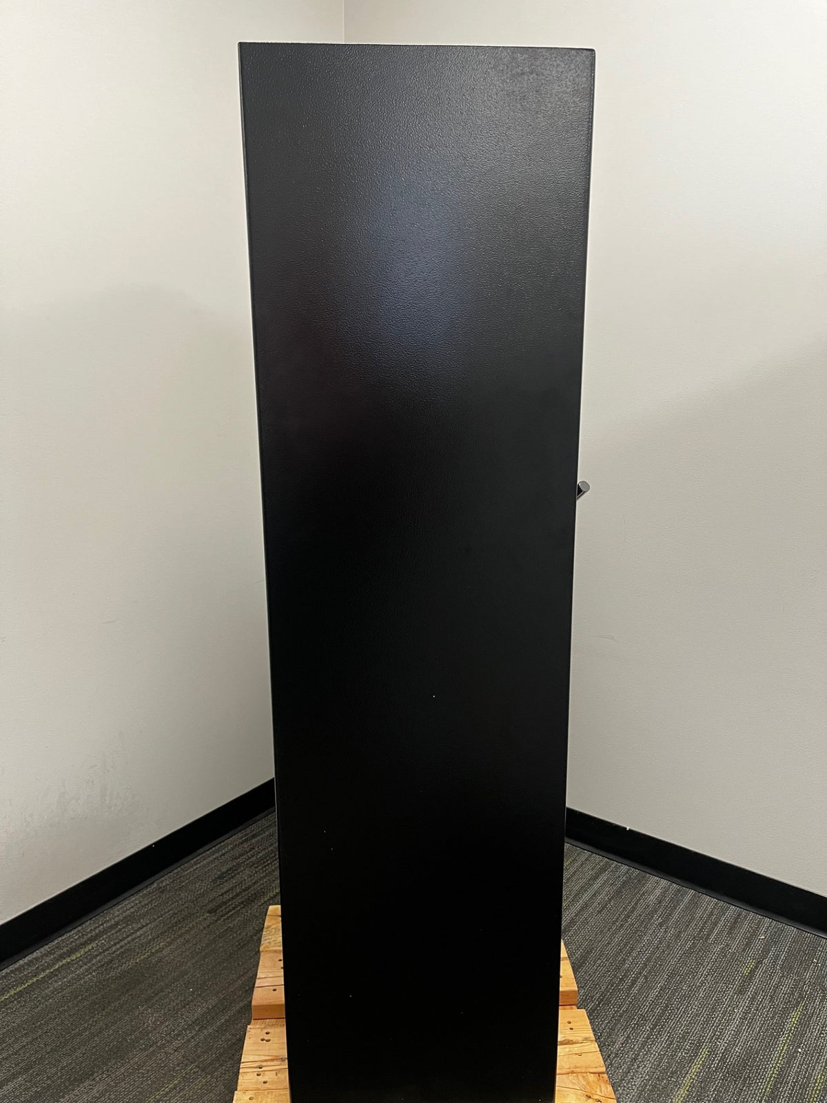 Left side view of the safe.
