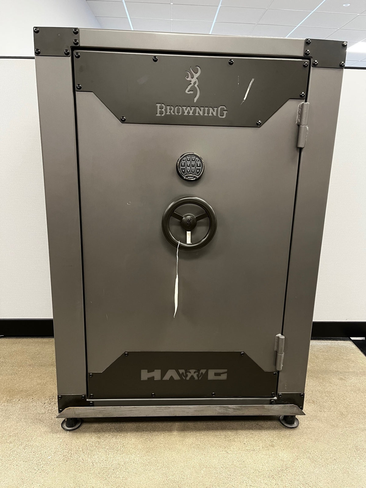 Front view of the safe. 