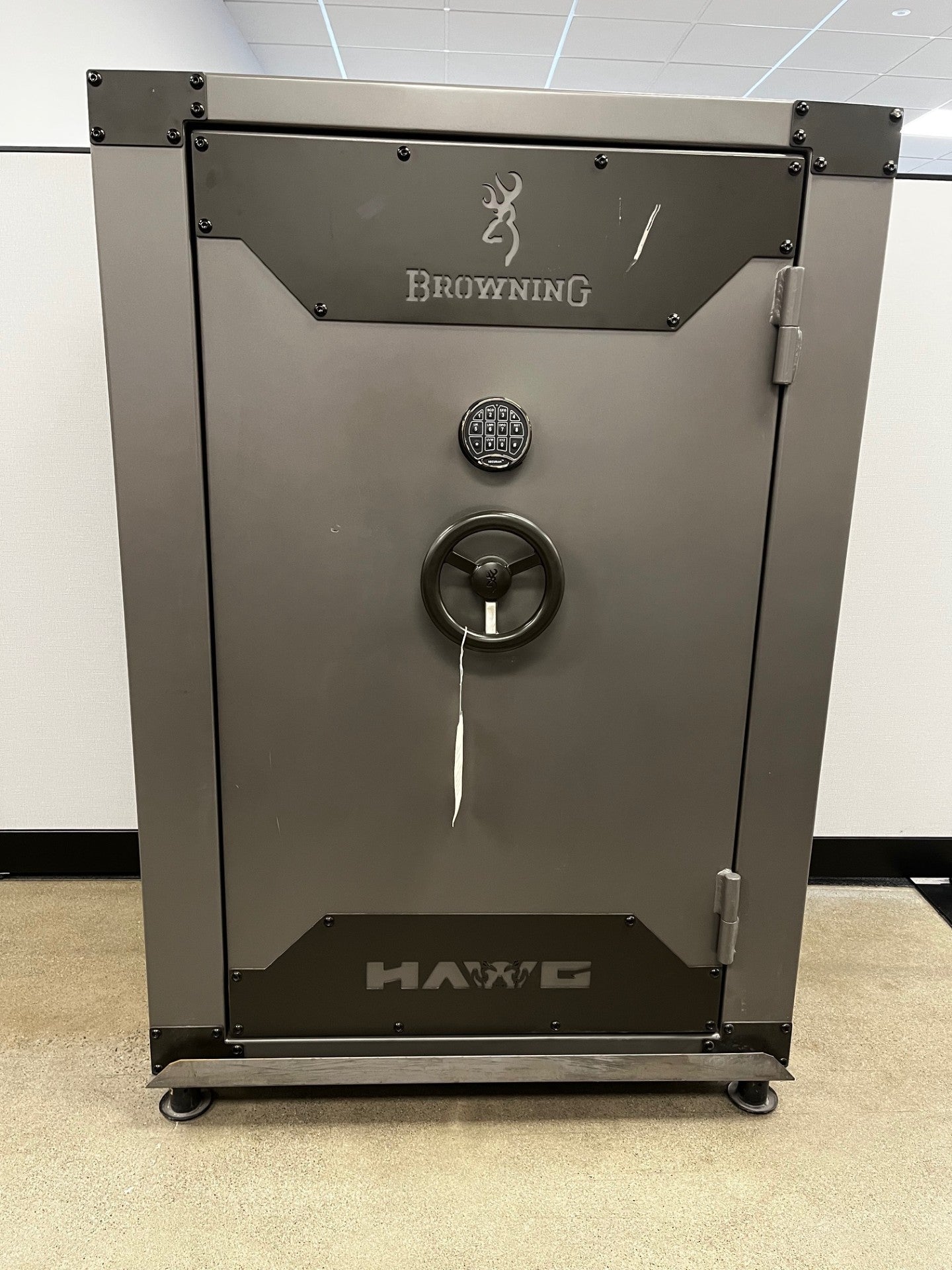 Front view of the safe. 