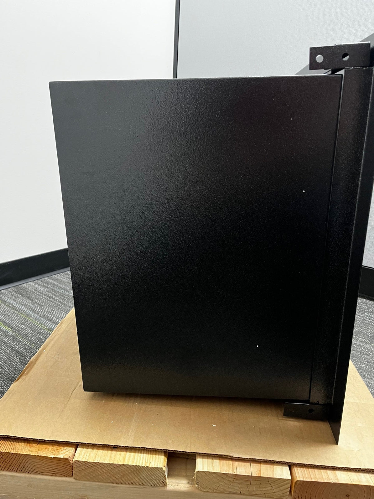 Left side view of the safe. 