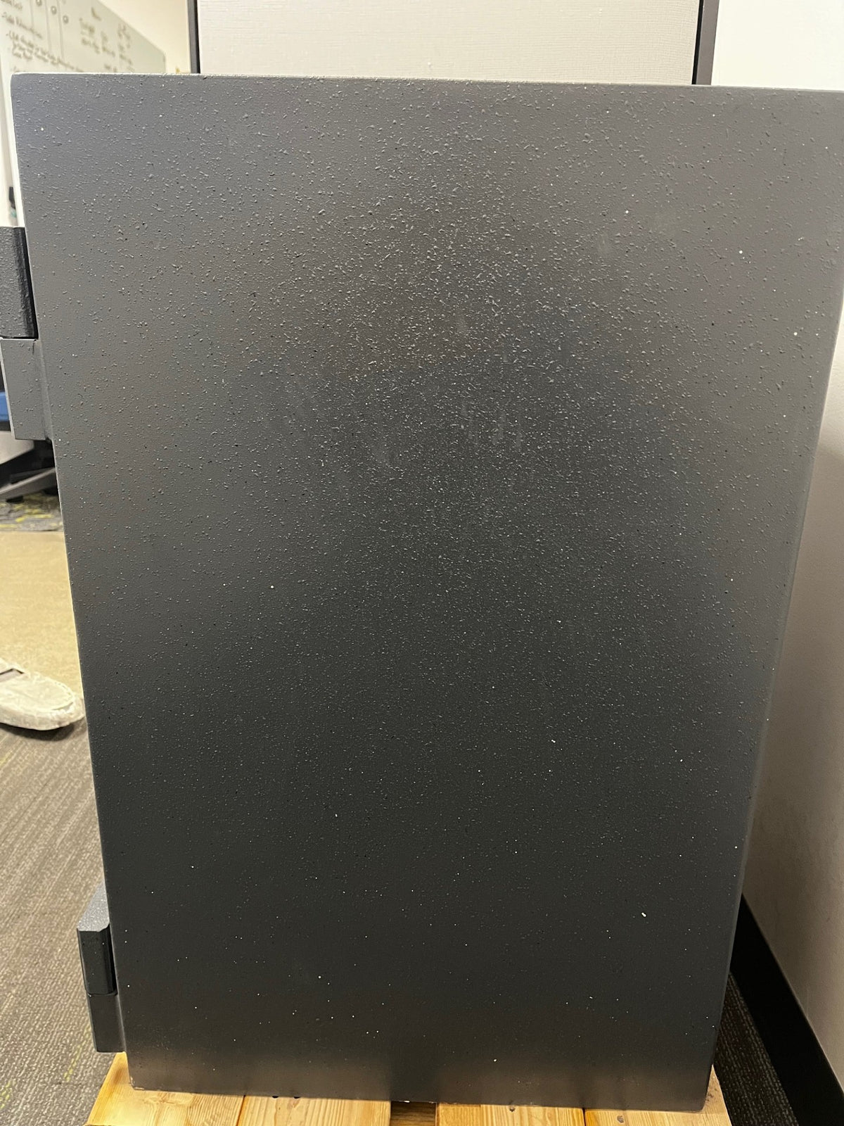 Right side view of the safe. 