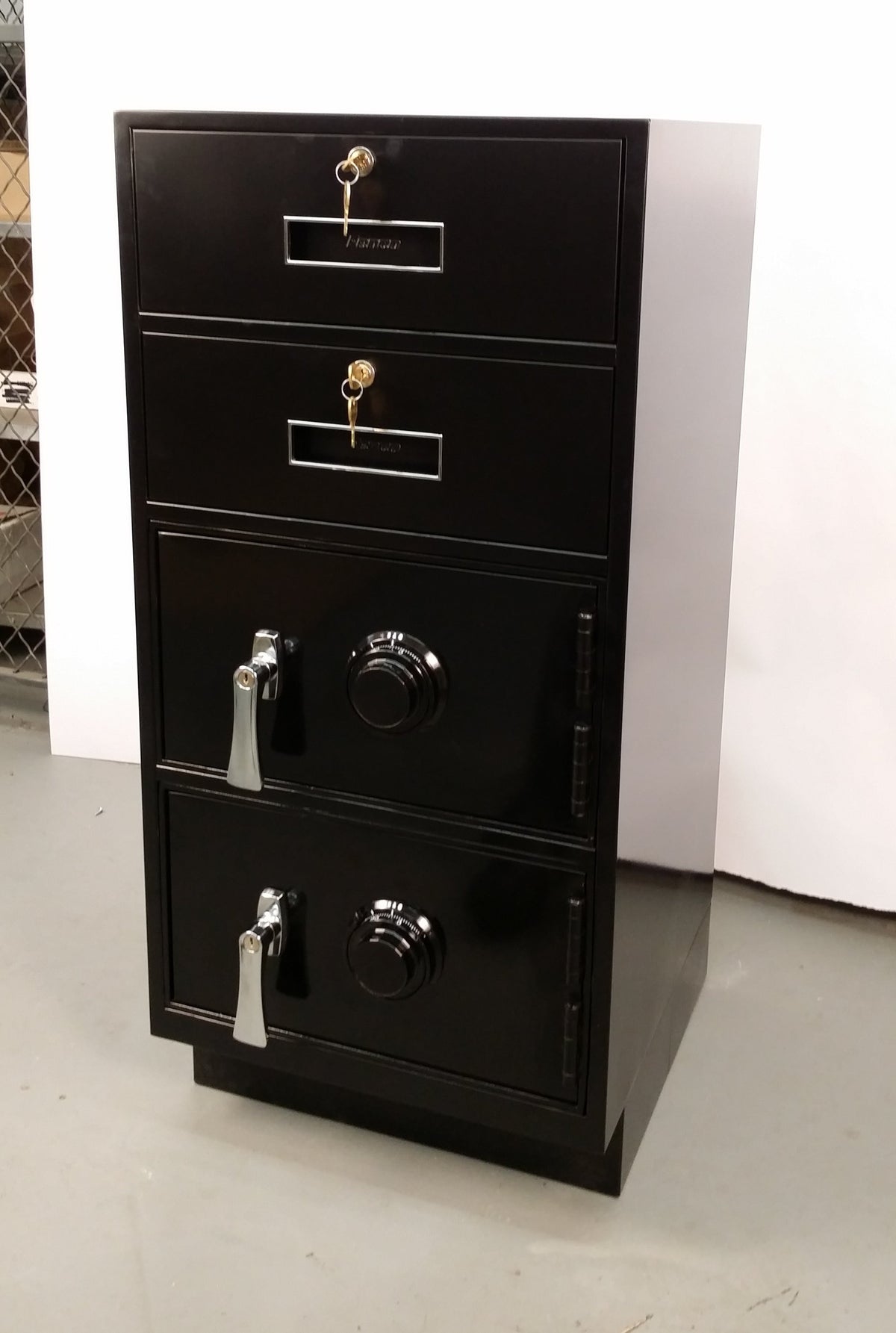 Fenco F-207 Pedestal Unit with 2 Locking Box Drawers and 2 Steel Plate Lockers Angled